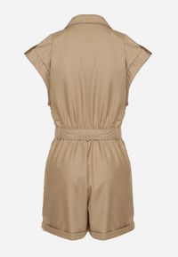 Born2be - Beżowy Kombinezon bez Rękawów Zapinany na Guziki z Materiałowym Paskiem Tiamarlia. Okazja: na co dzień. Kolor: beżowy. Materiał: materiał. Długość rękawa: bez rękawów. Styl: casual, klasyczny #3