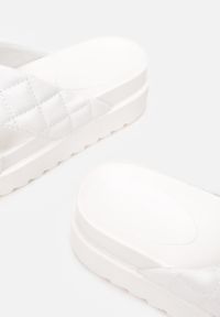 Born2be - Białe Klapki Dananassa. Nosek buta: okrągły. Kolor: biały. Materiał: guma. Wzór: aplikacja, paski. Obcas: na platformie #5