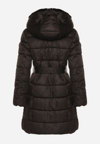 Born2be - Czarna Długa Kurtka Ozdobiona Pikowaniem z Nieodpinanym Kapturem i Paskiem Lidaveia. Okazja: na co dzień. Kolor: czarny. Materiał: jeans. Długość: długie. Wzór: aplikacja. Styl: klasyczny, casual, elegancki #6