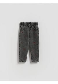Reserved - Jeansy baggy z haftem - szary. Kolor: szary. Materiał: jeans. Wzór: haft