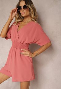 Renee - Różowy Kombinezon Kopertowy z Gumką w Pasie Fandrea. Kolor: różowy. Materiał: tkanina. Sezon: lato #5