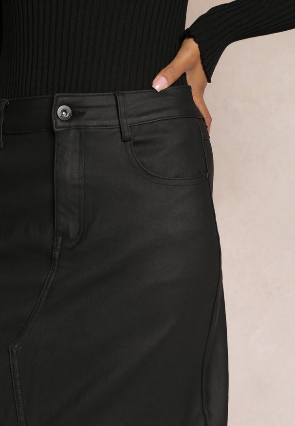 Renee - Czarna Midi Spódnica High Waist z Guzikiem i Kieszeniami oraz Suwakiem Navitta. Stan: podwyższony. Kolor: czarny. Materiał: materiał. Wzór: gładki, jednolity