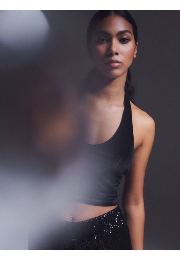 Sinsay - Crop top na ramiączkach - czarny. Kolor: czarny. Materiał: materiał, włókno. Długość rękawa: na ramiączkach