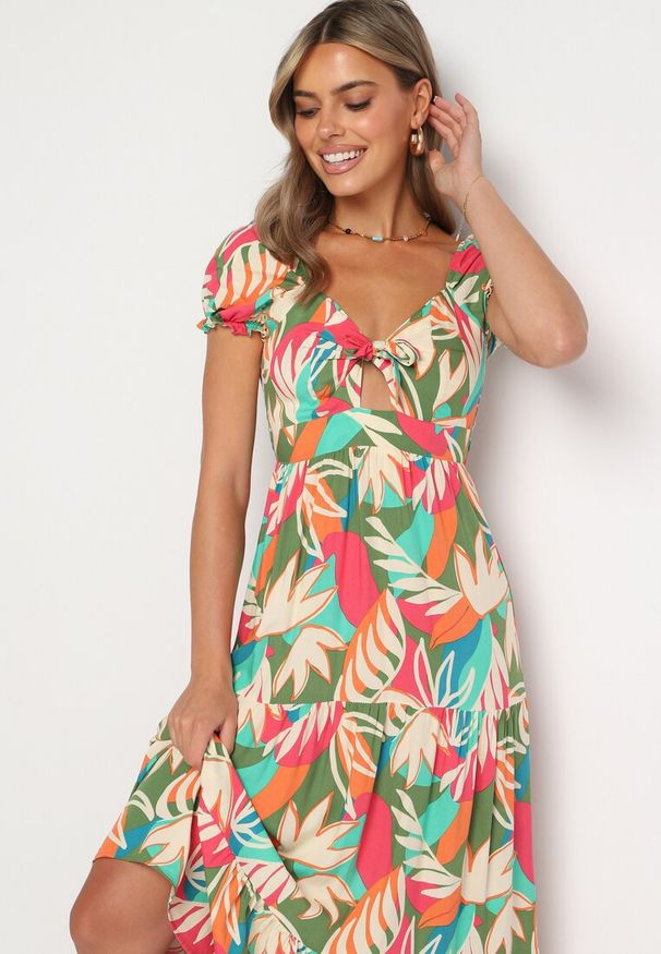 Born2be - Zielona Wiskozowa Sukienka w Kwiaty z Wiązaniem przy Dekolcie i Falbanką Meviera. Okazja: na spacer, na randkę, na co dzień. Kolor: zielony. Materiał: wiskoza. Wzór: kwiaty. Sezon: lato. Styl: casual