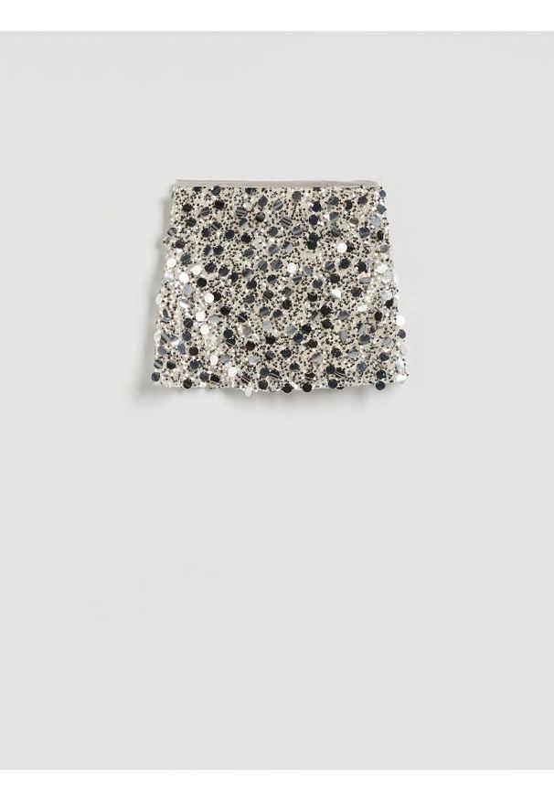 Reserved - Cekinowa spódnica mini - jasnoszary. Kolor: szary. Materiał: dzianina