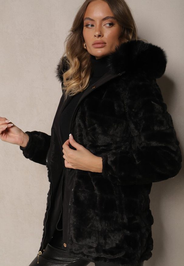 Renee - Czarna Kurtka Parka o Dwustronnym Kroju z Futrem i Odpinanym Kapturem Zinnissa. Okazja: na co dzień. Kolor: czarny. Materiał: futro. Długość rękawa: długi rękaw. Długość: długie. Styl: casual, elegancki