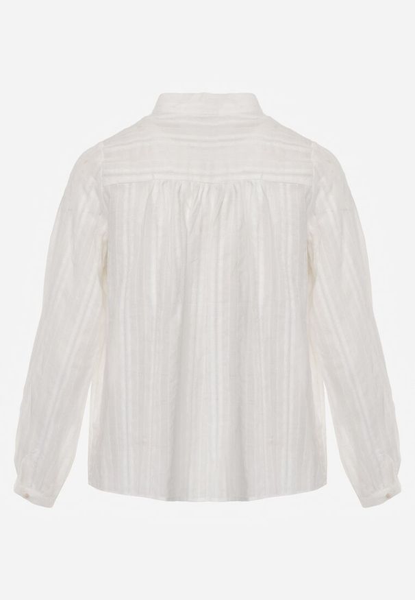 Renee - Biała Koszula z Bawełny ze Stójką Ozdobiona Koronkowymi Lamówkami Ilielia. Okazja: na co dzień, na randkę. Typ kołnierza: kołnierzyk stójkowy. Kolor: biały. Materiał: bawełna, koronka. Wzór: aplikacja. Styl: casual