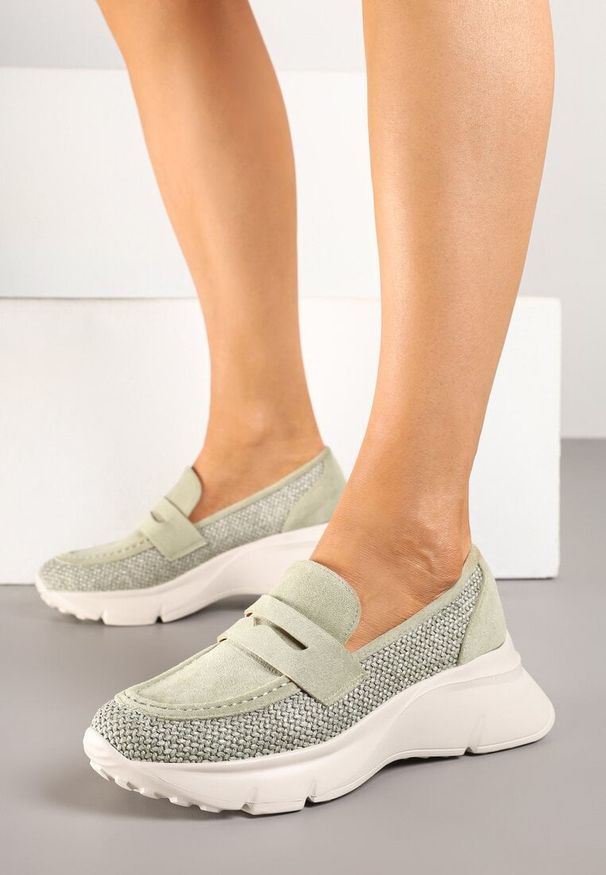 Renee - Zielone Półbuty na Tłoczonej Platformie Eraviella. Okazja: na co dzień. Kolor: zielony. Materiał: jeans. Obcas: na platformie. Styl: elegancki, casual. Wysokość obcasa: średni