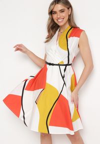 Born2be - Beżowo-Żółta Bawełniana Sukienka z Kopertowym Dekoltem o Rozkloszowanym Kroju z Paskiem z Ekoskóry Avelona. Typ kołnierza: dekolt kopertowy. Kolor: beżowy. Materiał: bawełna. Długość rękawa: krótki rękaw. Typ sukienki: kopertowe #1