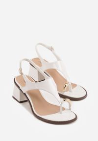 Renee - Białe Sandały w Stylu Japonek na Niskim Słupku z Aplikacją Fyreltarish. Kolor: biały. Wzór: aplikacja. Obcas: na słupku #7