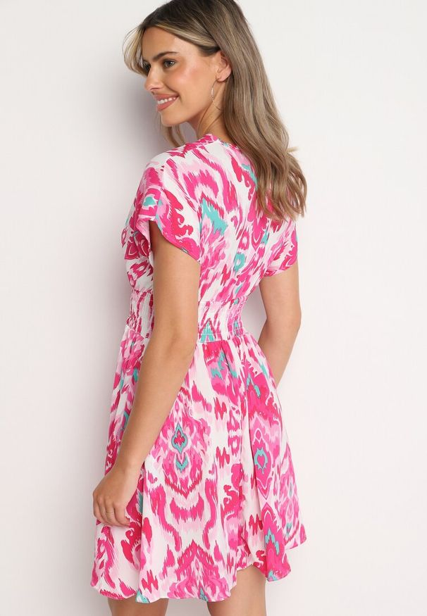 Born2be - Fuksjowa Sukienka Rozkloszowana z Kopertowym Dekoltem i Gumką w Pasie Emrra. Okazja: na plażę, na co dzień. Typ kołnierza: dekolt kopertowy. Kolor: różowy. Materiał: tkanina. Sezon: lato. Typ sukienki: kopertowe. Styl: casual