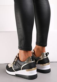 Renee - Czarne Sneakersy na Koturnie Średniej Wysokości Honorina. Nosek buta: okrągły. Zapięcie: sznurówki. Kolor: czarny. Materiał: materiał. Obcas: na koturnie. Wysokość obcasa: średni #3