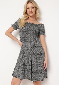 Born2be - Czarna Bawełniana Sukienka Typu Hiszpanka z Górą Marszczoną Gumkami z Falbanką Herira. Okazja: na co dzień, na spacer. Typ kołnierza: dekolt hiszpanka. Kolor: czarny. Materiał: bawełna. Długość rękawa: krótki rękaw. Typ sukienki: dopasowane, proste. Styl: klasyczny, casual #1