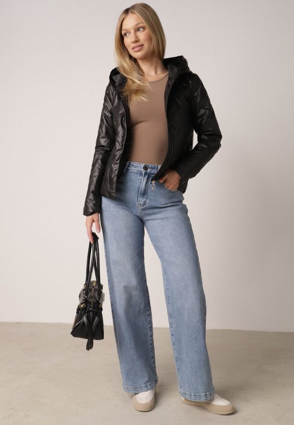 Born2be - Czarna Kurtka Pikowana z Nieodpinanym Kapturem i Aplikacją na Rękawie Endora. Okazja: na spacer, na co dzień. Kolor: czarny. Materiał: poliester, jeans. Wzór: aplikacja. Styl: casual, elegancki