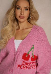 Renee - Fuksjowy Kardigan z Domieszką Wełny z Napisem i Wiśnią Benana. Okazja: na co dzień. Kolor: różowy. Materiał: wełna. Długość rękawa: na ramiączkach. Wzór: napisy. Styl: casual #3