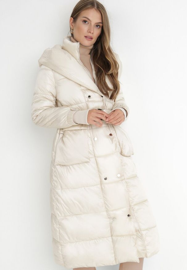 Born2be - Jasnobeżowa Kurtka Pikowana Długa Drerrigale. Kolor: beżowy. Materiał: materiał. Długość rękawa: długi rękaw. Długość: długie. Sezon: zima, jesień