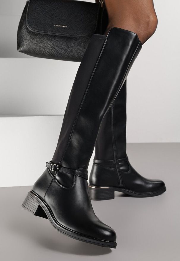 Renee - Czarne Kozaki Typu Oficerki z Klamrą na Pasku Esillea. Okazja: na co dzień. Zapięcie: klamry. Kolor: czarny. Materiał: jeans. Sezon: jesień. Styl: casual