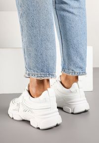 Renee - Białe Sneakersy w Streetwearowym Stylu na Grubej Podeszwie Felethra. Okazja: na spotkanie biznesowe, do pracy. Nosek buta: okrągły. Kolor: biały. Materiał: jeans