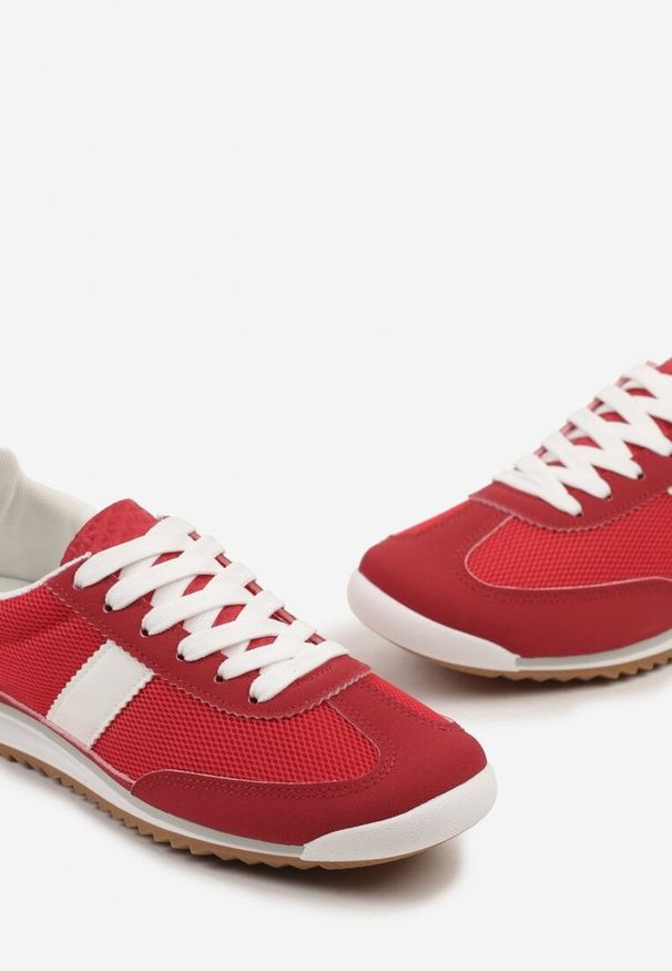 Renee - Czerwone Sneakersy Ozdobione Paskiem Cleova. Okazja: na co dzień. Zapięcie: pasek. Kolor: czerwony. Materiał: jeans. Wzór: aplikacja