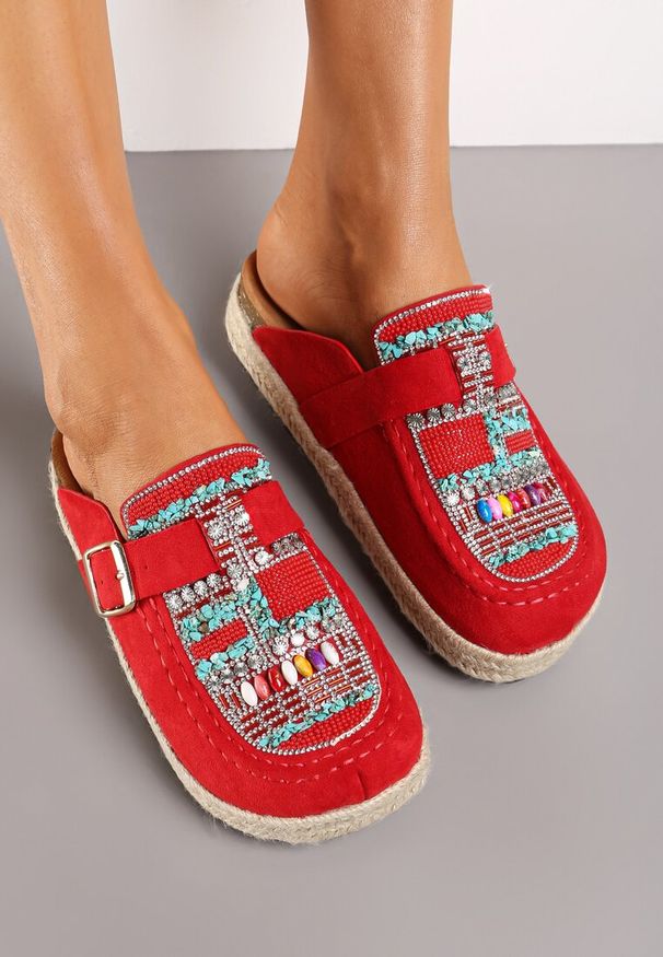 Renee - Czerwone Klapki Oplecione Jutą z Cyrkoniami z Koralikami i Paskiem Opaque. Okazja: na co dzień, na spacer, na plażę. Kolor: czerwony. Wzór: aplikacja. Sezon: lato. Obcas: na obcasie. Styl: casual. Wysokość obcasa: niski