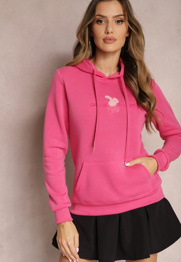 Renee - Różowa Ocieplona Bluza z Kapturem Ozdobiona Naszywką i Napisem Eirellia. Typ kołnierza: kaptur. Kolor: różowy. Materiał: tkanina, polar, dzianina. Wzór: aplikacja, napisy