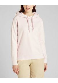 Lee - LEE ESSENTIAL HOODIE DAMSKA BLUZA Z KAPTUREM LOGO PALE LILAC L53WTXSU. Typ kołnierza: kaptur