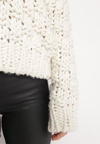 Born2be - Jasnobeżowy Szydełkowy Sweter z Półgolfem Nivadi. Kolor: beżowy. Materiał: materiał #4