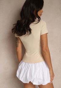 Renee - Jasnobeżowy Dopasowany T-shirt z Wiskozą z Dekoltem w Kształcie Litery V Follerea. Okazja: na co dzień, na spacer. Typ kołnierza: dekolt w kształcie V. Kolor: beżowy. Materiał: wiskoza. Styl: casual #4
