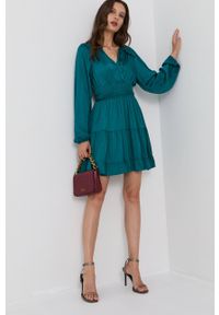Guess - Sukienka. Kolor: zielony. Materiał: tkanina, satyna, materiał. Długość rękawa: długi rękaw. Wzór: ze splotem. Typ sukienki: rozkloszowane #5