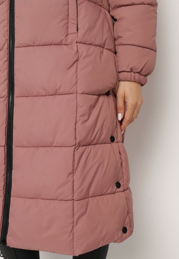 Born2be - Różowa Kurtka Pikowana Mocno Ocieplana z Odpinanym Kapturem i Napami u Dołu Vorira. Okazja: na co dzień. Kolor: różowy. Materiał: polar, jeans. Długość rękawa: długi rękaw. Długość: długie. Styl: elegancki, klasyczny, casual