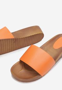 Renee - Pomarańczowe Klapki Morven. Nosek buta: okrągły. Kolor: pomarańczowy. Materiał: guma. Wzór: gładki. Obcas: na koturnie #5
