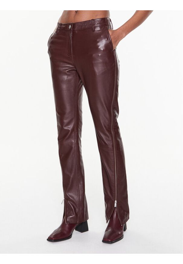 Remain Spodnie skórzane Leather Zipper RM2053 Bordowy Straight Fit. Kolor: czerwony. Materiał: skóra