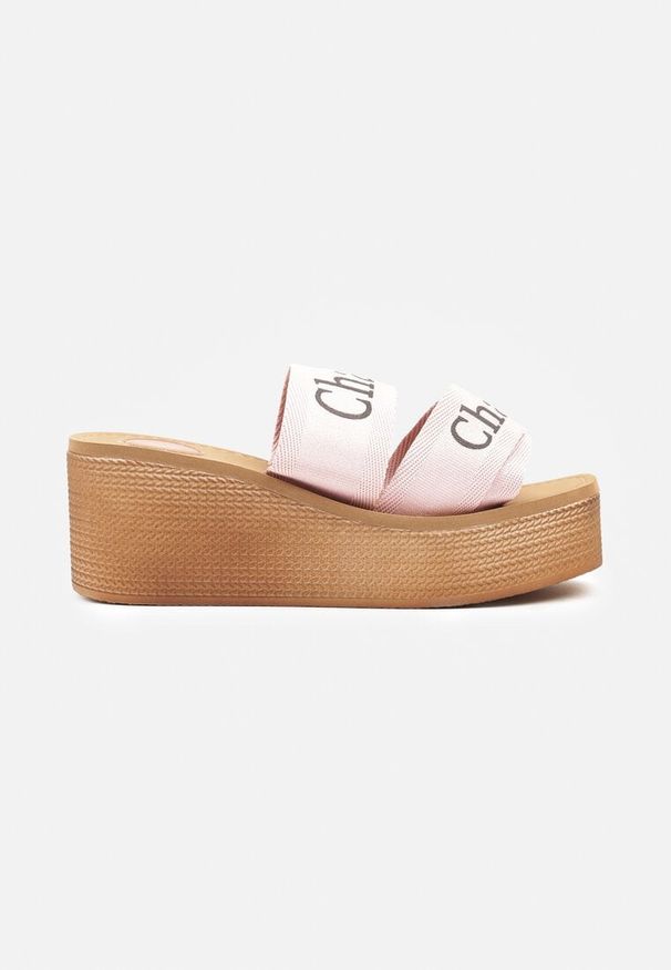 Renee - Różowe Klapki na Koturnie z Ozdobnym Napisem Galevelis. Okazja: na co dzień. Kolor: różowy. Materiał: jeans. Wzór: napisy. Sezon: lato. Obcas: na koturnie. Styl: casual