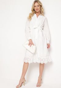 Born2be - Biała Koszulowa Sukienka z Bawełny Zapinana na Guziki z Materiałowym Paskiem i Koronką Uzilara. Kolor: biały. Materiał: bawełna, materiał, koronka. Długość rękawa: długi rękaw. Wzór: koronka. Typ sukienki: koszulowe. Styl: klasyczny #7