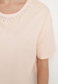 Born2be - Beżowy Bawełniany T-shirt Ozdobiony Cyrkoniami Fadelis. Okazja: na co dzień, na spotkanie biznesowe. Kolor: beżowy. Materiał: bawełna. Wzór: aplikacja. Styl: biznesowy, elegancki, casual