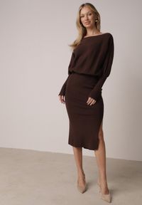 Born2be - Brązowa Dzianinowa Sukienka z Wiskozą o Nietoperzowym Kroju z Dekoltem w Łódkę Tisan. Okazja: na co dzień, na spotkanie biznesowe. Typ kołnierza: dekolt w łódkę. Kolor: brązowy. Materiał: dzianina, wiskoza. Styl: casual, biznesowy #1
