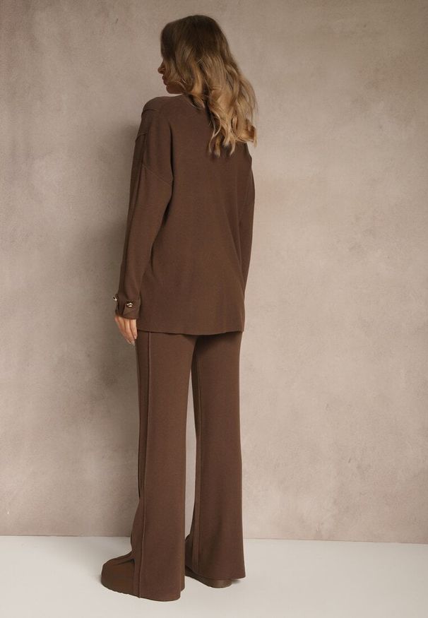 Renee - Brązowy Komplet z Dzianiny z Wiskozą Spodnie i Sweter z Ozdobnymi Guzikami Unarea. Kolor: brązowy. Materiał: wiskoza, dzianina. Wzór: aplikacja