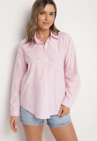 Born2be - Różowa Koszula o Kroju Oversize w Paski Zdobiona Haftem w Serca Nitariena. Okazja: na co dzień, na spotkanie biznesowe, do pracy. Typ kołnierza: kołnierzyk klasyczny. Kolor: różowy. Materiał: materiał, bawełna. Długość rękawa: długi rękaw. Długość: długie. Wzór: aplikacja, paski, haft. Styl: klasyczny, elegancki, biznesowy, casual #5