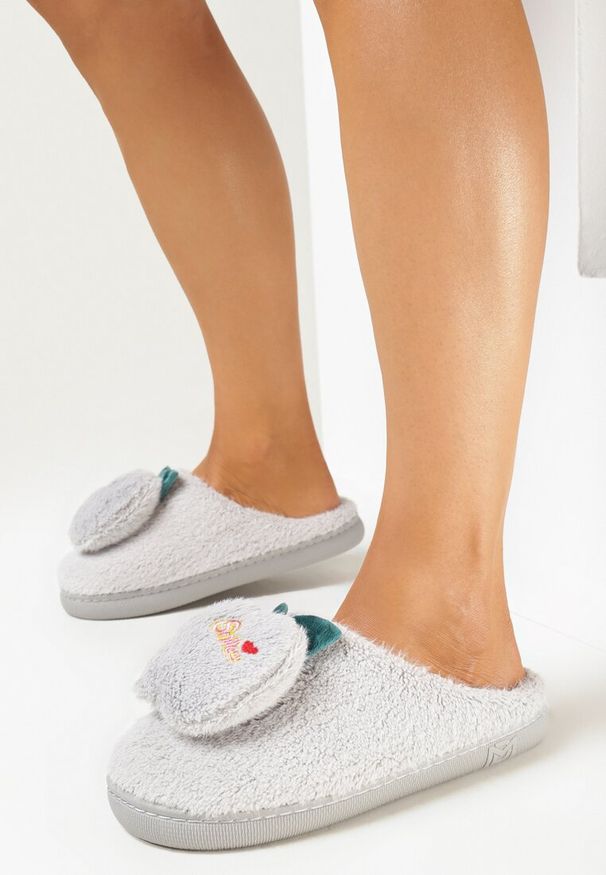 Born2be - Jasnoszare Kapcie z Futerka i Naszywką w Kształcie Jabłka Haweisene. Nosek buta: okrągły. Kolor: szary. Materiał: futro. Wzór: aplikacja. Sezon: zima. Obcas: na obcasie. Styl: klasyczny. Wysokość obcasa: niski