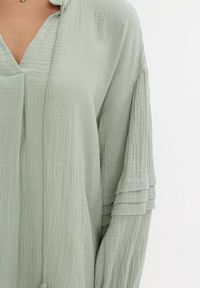 Born2be - Jasnozielona Bawełniana Sukienka Mini z Ozdobnym Wiązaniem i Przeszyciami na Rękawach Anla. Kolor: zielony. Materiał: bawełna. Długość rękawa: długi rękaw. Typ sukienki: trapezowe. Długość: mini #5