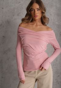 Renee - Różowa Marszczona Bluzka z Bawełną i Dekoltem w Łódkę Orinlia. Typ kołnierza: dekolt w łódkę. Kolor: różowy. Materiał: bawełna. Styl: elegancki #1