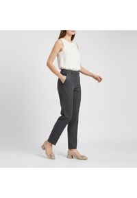 Czółenka damskie Armodo, cholewka skóra naturalna gładka klasyczny fason stabilny obcas metalowa ozdoba z przodu jednolita forma miękkie wykończenie. Okazja: na spotkanie biznesowe, do pracy. Kolor: beżowy. Materiał: skóra. Szerokość cholewki: normalna. Wzór: gładki, jednolity, aplikacja. Obcas: na obcasie. Styl: klasyczny. Wysokość obcasa: średni #7