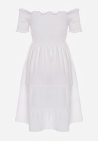 Renee - Biała Letnia Sukienka z Bawełny o Fasonie Hiszpanki z Rozkloszowanymi Falbanami Lorania. Okazja: na co dzień. Typ kołnierza: dekolt hiszpanka. Kolor: biały. Materiał: bawełna. Wzór: aplikacja. Sezon: lato. Styl: casual, elegancki #6