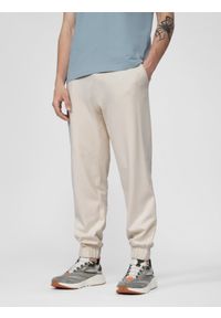 4f - Spodnie dresowe z bawełny organicznej męskie. Kolor: beżowy, kremowy. Materiał: dresówka, bawełna