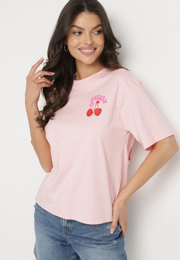 Born2be - Różowy T-shirt z Bawełną Cyrkoniami i Motywem Wiśni Linmira. Okazja: na co dzień. Kolor: różowy. Materiał: bawełna. Styl: casual, elegancki