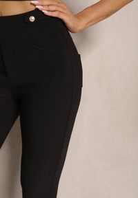 Renee - Czarne Spodnie o Klasycznym Fasonie High Waist z Guzikami Tiadira. Okazja: na co dzień, do pracy. Stan: podwyższony. Kolor: czarny. Materiał: bawełna, jedwab. Styl: klasyczny #5