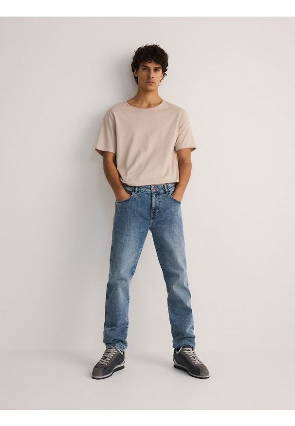 Reserved - Jeansy slim z efektem sprania - niebieski. Kolor: niebieski