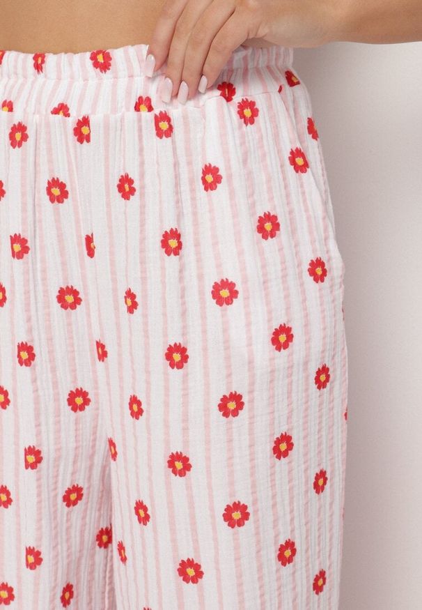 Born2be - Różowe Bawełniane Spodnie o Szerokim Kroju z Gumką w Talii Ranoline. Okazja: na co dzień. Stan: podwyższony. Kolor: różowy. Materiał: bawełna. Wzór: kwiaty. Sezon: lato, wiosna. Styl: elegancki, casual