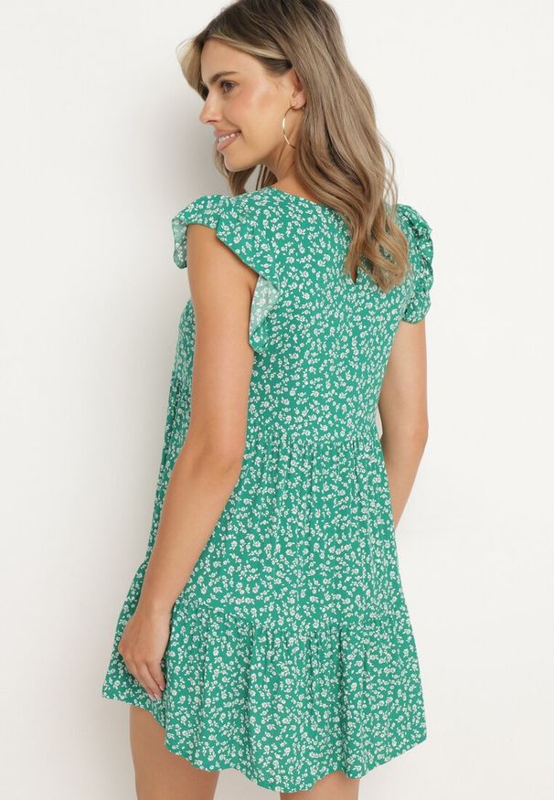 Born2be - Zielona Bawełniana Sukienka o Rozkloszowanym Kroju z Falbanką Anettes. Kolor: zielony. Materiał: bawełna. Długość rękawa: krótki rękaw. Typ sukienki: rozkloszowane. Styl: klasyczny