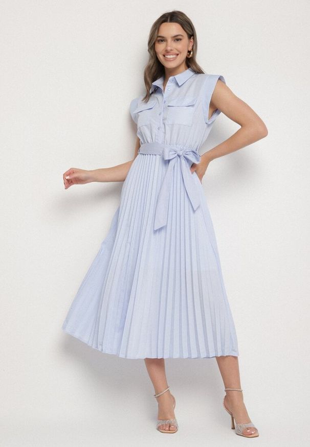 Born2be - Jasnoniebieska Plisowana Sukienka z Bawełną i Paskiem Lireviere. Okazja: na co dzień. Kolor: niebieski. Materiał: bawełna. Styl: casual, elegancki